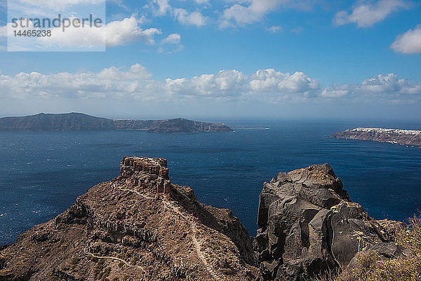 Blick auf die Caldera in Santorin  Kykladen  Ägäische Inseln  Griechische Inseln  Griechenland  Europa