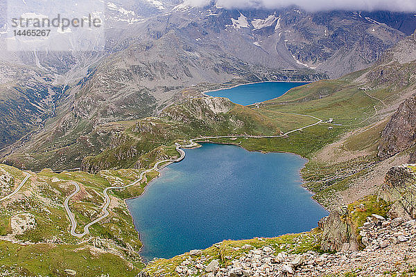 Blick auf die Seen Agnel und Serru von der Spitze des Nivolet-Passes (Colle del Nivolet)  Graue Alpen  Italien