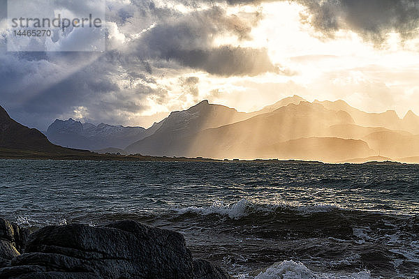 Sonnenstrahlen über der rauen See von Flakstadoya  gesehen von Vareid  Nordland  Lofoten  Norwegen