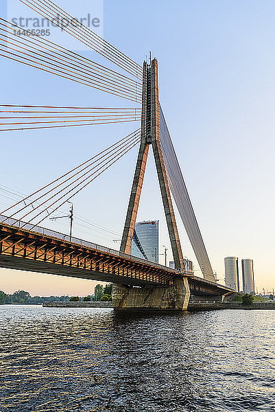 Vansu-Brücke über den Fluss Daugava   Riga  Lettland