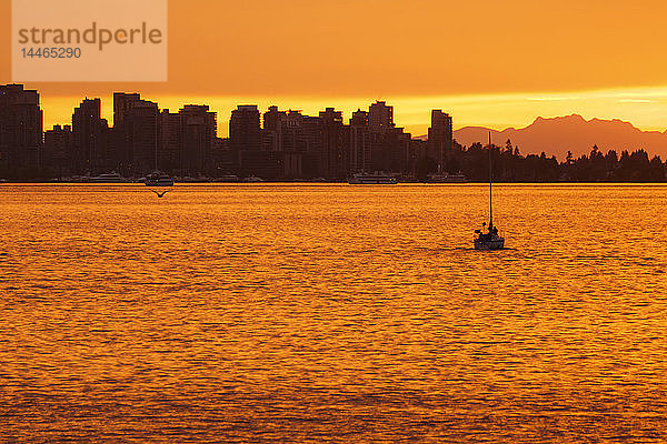 Blick auf die Skyline von Vancouver von Nord-Vancouver bei Sonnenuntergang  British Columbia  Kanada  Nordamerika
