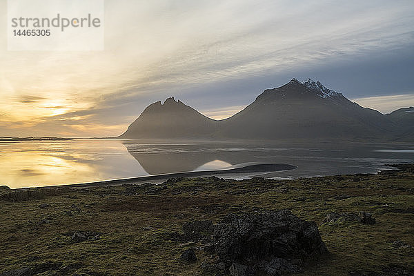 Blick auf die Berge bei Hofn bei Sonnenaufgang  Island  Polarregionen
