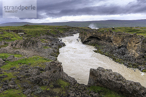 Fluss vom Godafoss-Wasserfall in Island