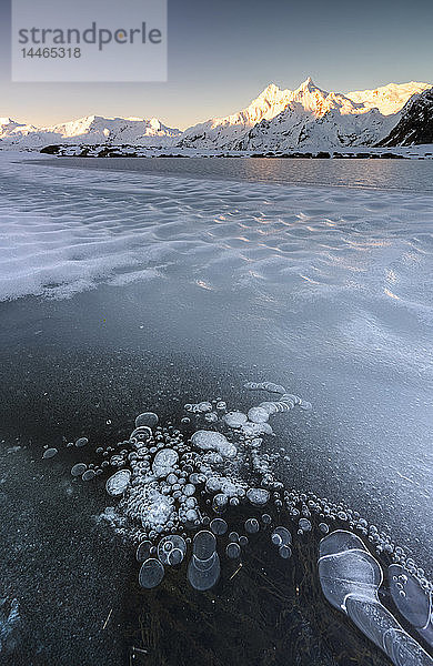 Gefrorener Andossi-See im Spluga-Tal  Italien