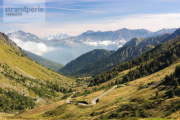 Ein typischer Blick auf die französischen Alpen im Sommer  mit blauem Himmel  Col du Glandon  Dauphine Alps  Savoie  Frankreich