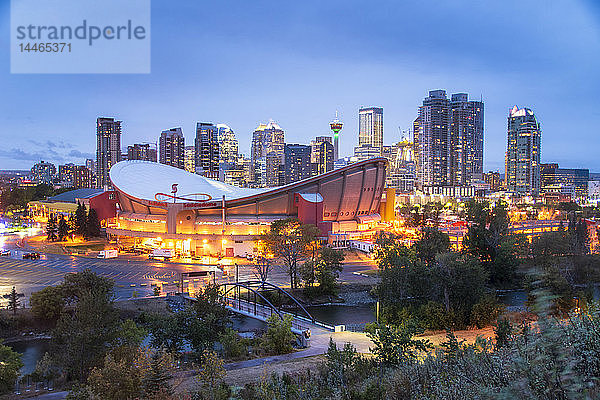 Blick auf den Saddledome und die Skyline der Innenstadt vom Scottsman Hill in der Abenddämmerung  Calgary  Alberta  Kanada  Nordamerika