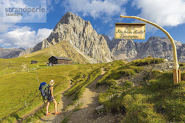 Wanderer auf der San Nicolo Hütte  San Nicolo Pass  Fassatal  Trentino  Dolomiten  Italien