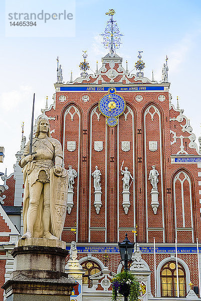 Statue des Rolandsritters  Haus der Schwarzköpfe  Rathausplatz  UNESCO-Weltkulturerbe  Riga  Lettland