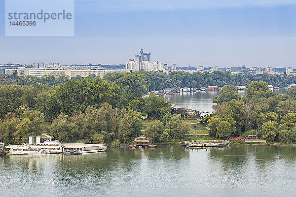 Blick auf den Zusammenfluss von Sava und Donau mit dem Genex-Turm in der Ferne  Belgrad  Serbien