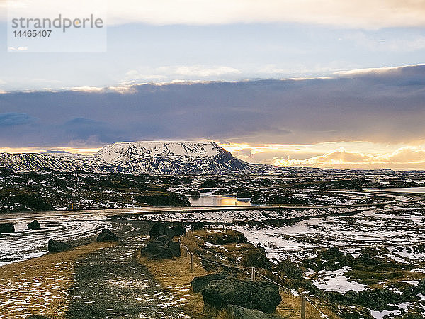 Landschaft im nördlichen Teil von Island am frühen Morgen in der Nähe von Krafla  Island  Polarregionen