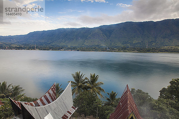 Typische Batak-Häuser mit Blick auf den Toba-See  Tuk Tuk  Toba-See  Insel Samosir  Sumatra  Indonesien  Südostasien  Asien