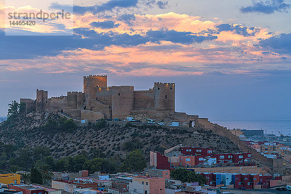 Die alte maurische Burg und Festung Alcazaba auf einer Anhöhe bei Sonnenaufgang  Almeria  Andalusien  Spanien