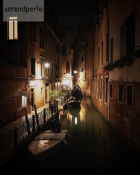 Kanal bei Nacht in Venedig  Italien