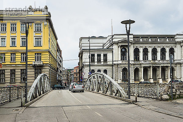 Brücke beim Nationaltheater in der Altstadt von Sarajevo  Bosnien und Herzegowina