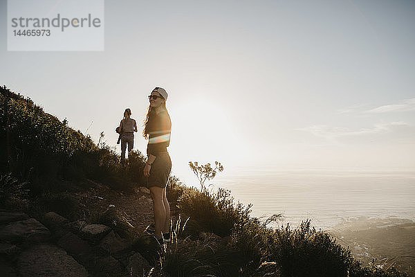 Südafrika  Kapstadt  Kloof Nek  zwei Frauen auf einem Wanderweg bei Sonnenuntergang