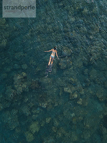 Indonesien  Bali  Frau beim Schnorcheln