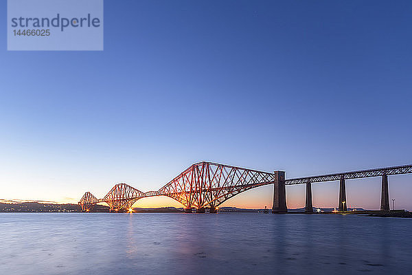 Großbritannien  Schottland  Edinburgh  Forth Bridge bei Sonnenuntergang