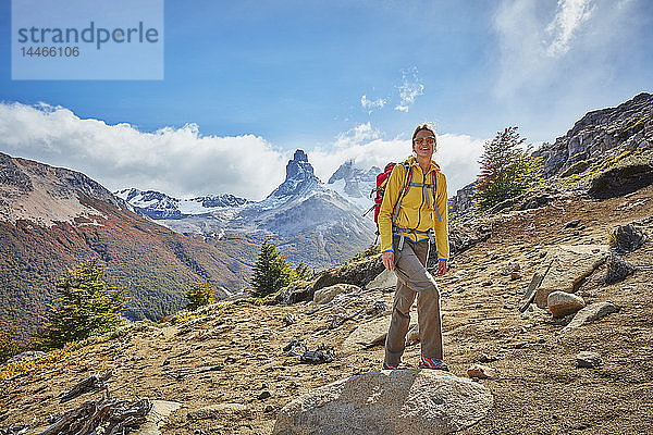 Chile  Cerro Castillo  Frau auf einer Wanderung in den Bergen
