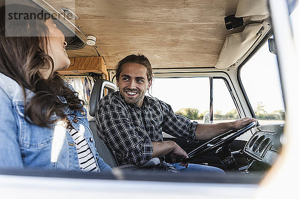 Zärtliches Ehepaar macht einen Roadtrip im Wohnmobil