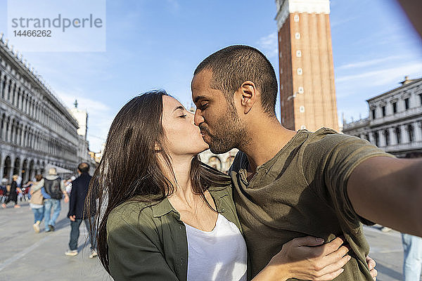 Italien  Venedig  Selfie eines Touristenpaares  das sich auf dem Markusplatz küsst