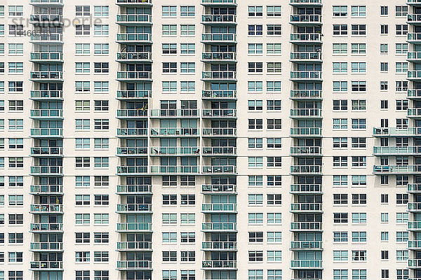 USA  Florida  Miami  Venezianische Inseln  Fassade eines Apartment-Turms mit Balkonen