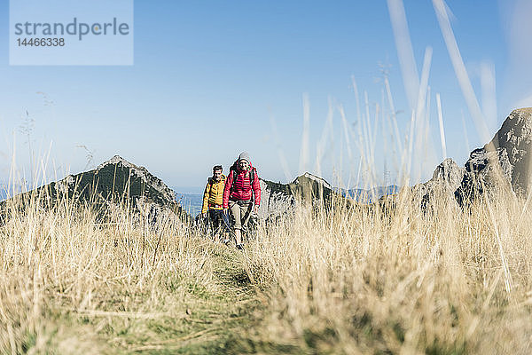 Österreich  Tirol  Paar beim Wandern in den Bergen