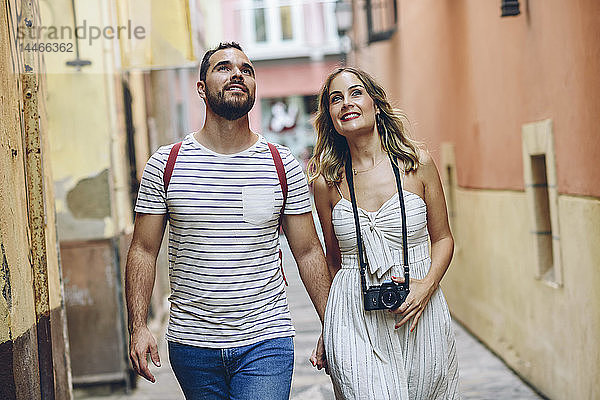 Spanien  Andalusien  Malaga  Touristenpaar erkundet die Stadt