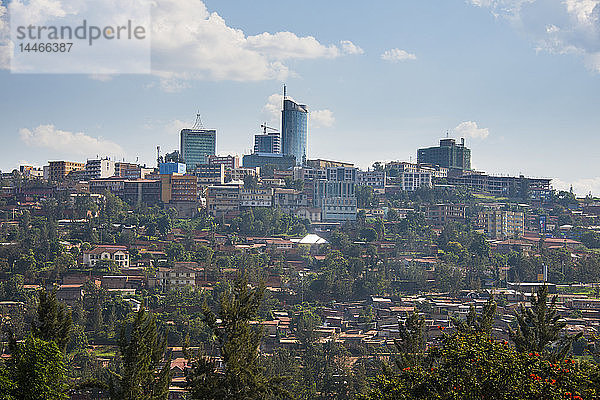 Ruanda  Blick auf Kigali mit Wolkenkratzern