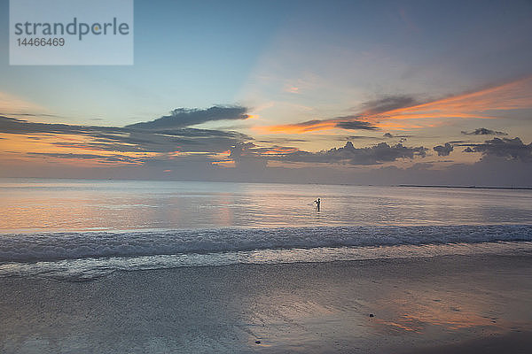 Indonesien  Bali  Strand von Jimbaran bei Sonnenuntergang