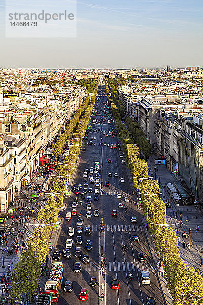 Frankreich  Paris  Stadtbild mit Avenue des Champs-Elysées