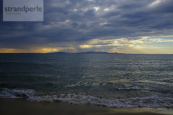Italien  Toskana  Castiglione della Pescaia  Punta Ala  Gewitterwolken bei Sonnenuntergang