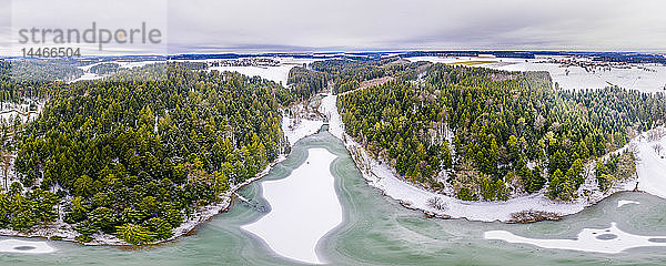 Deutschland  Baden-Württemberg  Ostalbkreis  Schwäbischer Wald  Luftaufnahme Wald und Stausee Eisenbach im Winter