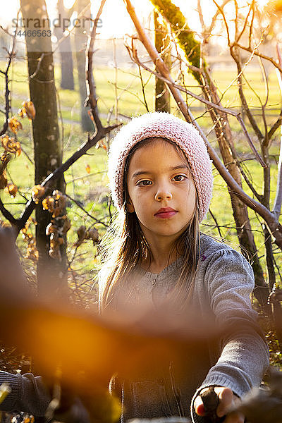 Junges Mädchen mit Wollmütze im Herbst