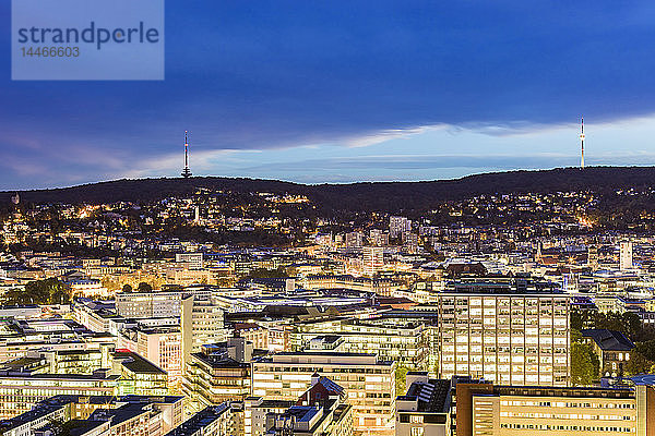 Deutschland  Stuttgart  Stadtbild in der Dämmerung