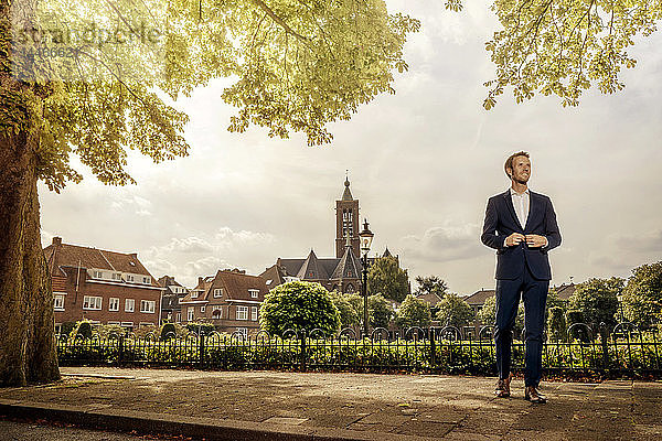Niederlande  Venlo  Geschäftsmann auf Bürgersteig stehend