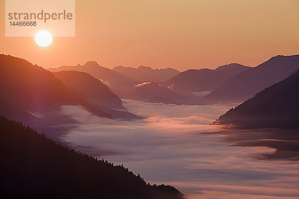 Deutschland  Oberbayern  Werdenfelser Land  Wallgau  Bayerische Voralpen  Isartal bei Sonnenaufgang  Blick von Krepelschrofen