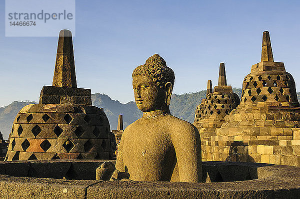 Indonesien  Java  Borobudur-Tempelkomplex  Buddha sitzt in einer Stupa