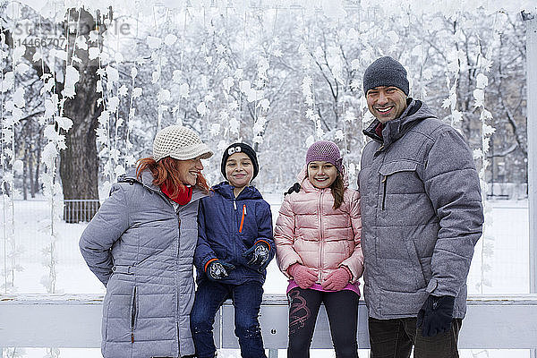 Familie mit zwei Kindern auf der Eisbahn  Porträt