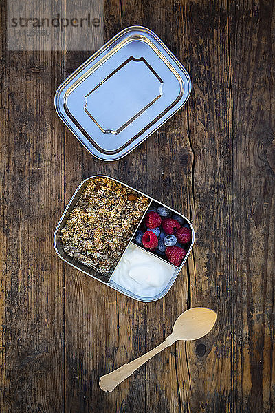 Frühstücksbox mit Müsli  Quinoa-Nüssen  griechischem Joghurt  Heidelbeeren und Himbeeren