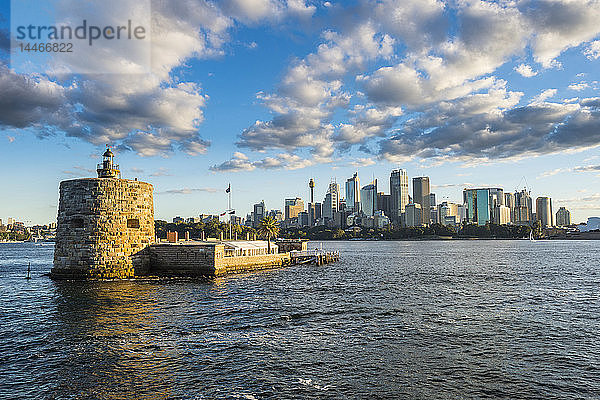 Australien  New South Wales  Sydney  Hafen von Sydney  Lighthouse Central Business District im Hintergrund