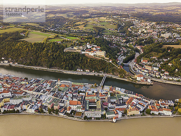 Deutschland  Bayern  Passau  Dreiflüssestadt  Luftaufnahme  Donau und Inn  Veste Oberhaus