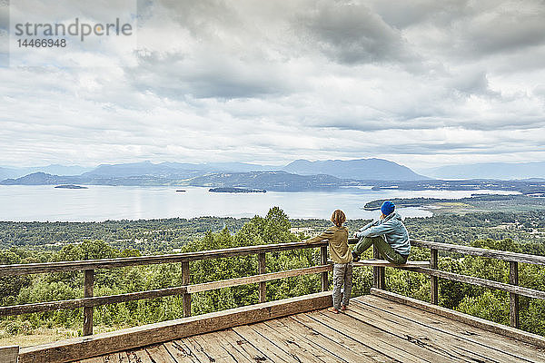 Chile  Puren  Nahuelbuta-Nationalpark  Frau mit Sohn auf der Aussichtsterrasse mit Blick auf den See