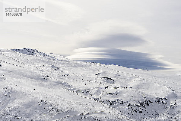 Spanien  Andalusien  Provinz Granada  Skigebiet der Sierra Nevada im Winter mit linsenförmiger Wolke