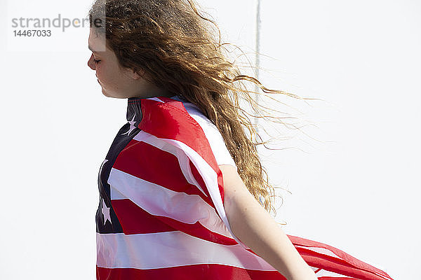 Mädchen mit amerikanischer Flagge im Freien