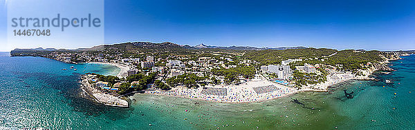 Spanien  Balearen  Mallorca  Region Calvia  Costa de la Calma  Peguera  Luftaufnahme des Strandes mit Hotels  Panorama