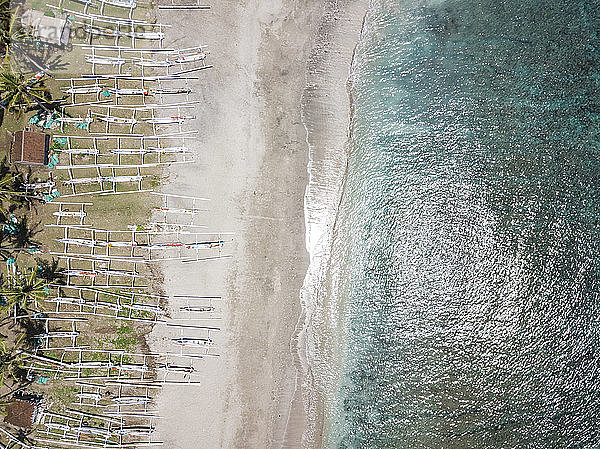 Indonesien  Bali  Karangasem  Luftaufnahme des unberührten Strandes  Banca-Boote