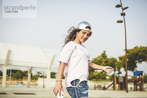 Skateboardfahren für Mädchen  Smartphone und Kopfhörer