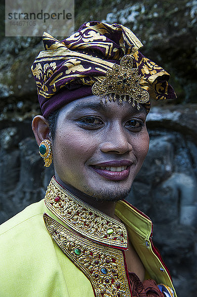 Indonesien  Bali  Traditionell gekleideter Mann