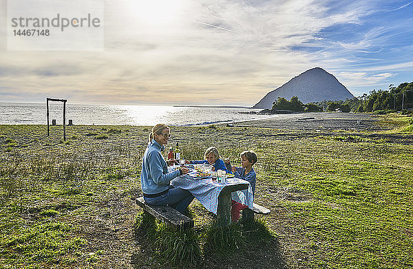 Chile  Chaiten  Carretera Austral  Familie beim Picknick am Strand
