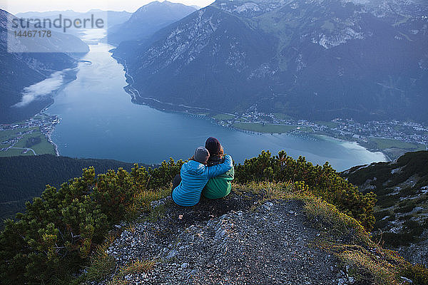 Österreich  Tirol  zwei Wanderer geniessen die Aussicht auf den Achensee